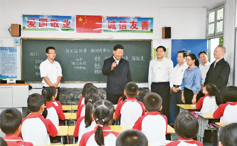 2020年9月16日至18日，中共中央總書記、國家主席、中央軍委主席習近平在湖南考察。這是16日下午，習近平在郴州市汝城縣文明瑤族鄉(xiāng)第一片小學，同正在上思政課的同學們親切交流。 新華社記者 謝環(huán)馳/攝