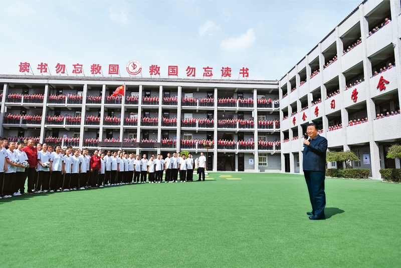 2021年9月13日至14日，中共中央總書記、國家主席、中央軍委主席習近平在陜西省榆林市考察。這是14日上午，習近平在綏德實驗中學考察時，同師生親切交流。 新華社記者 謝環(huán)馳/攝